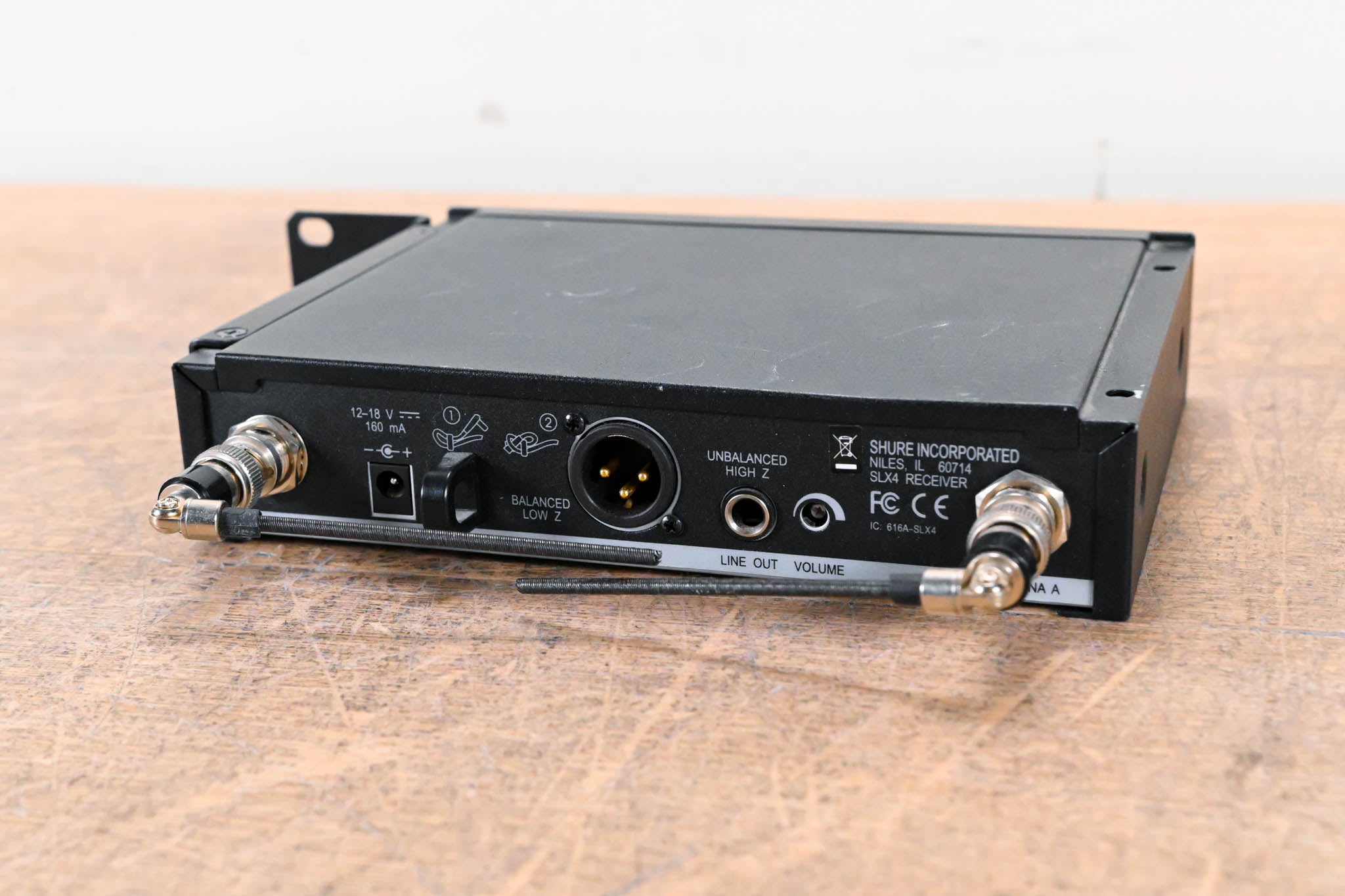 Shure SLX4 Wireless Receiver - J3 Band: 572-596 MHz