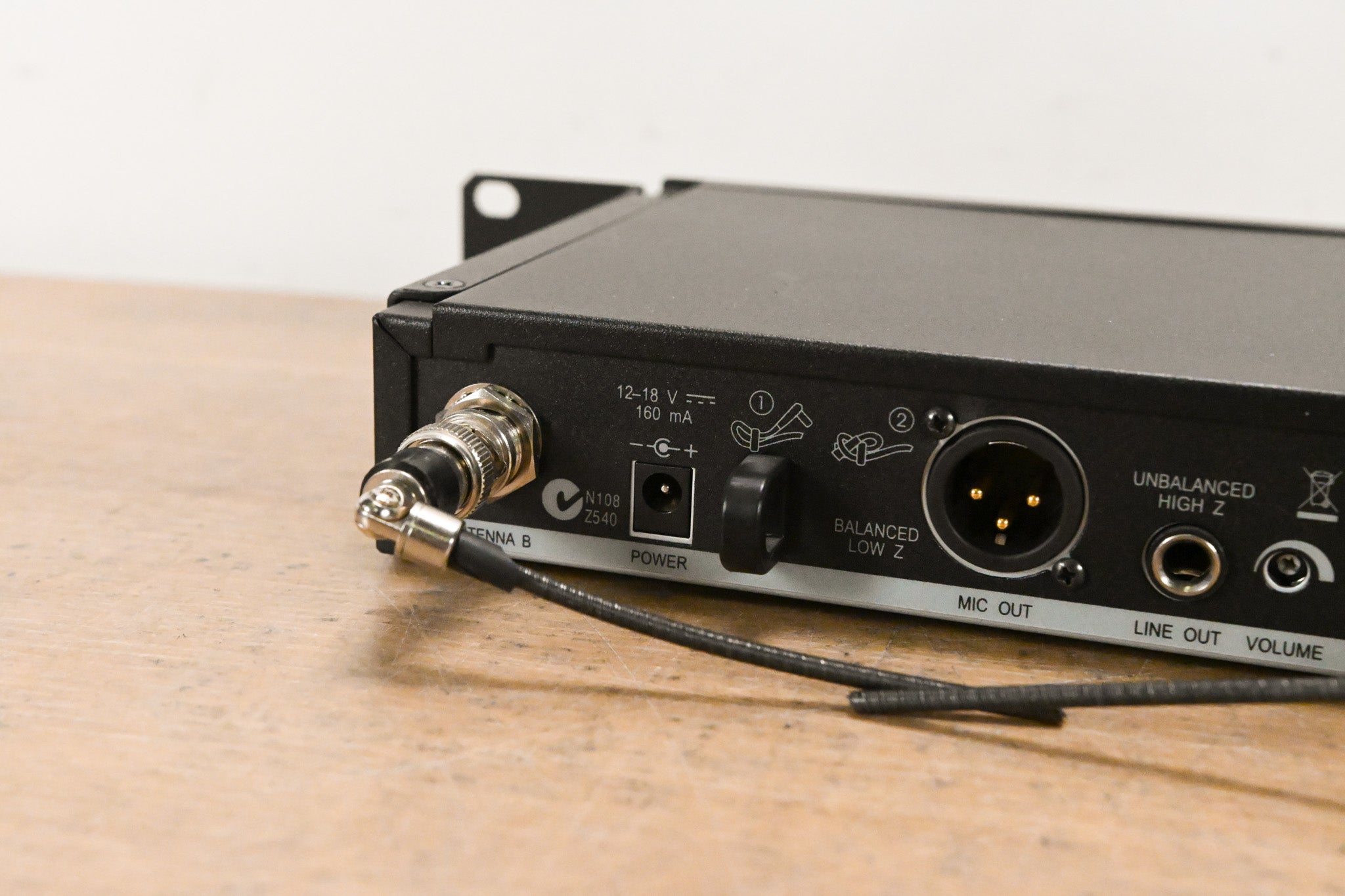 Shure SLX4 Wireless Receiver - L4 Band: 638-662 MHz (NO POWER SUPPLY)