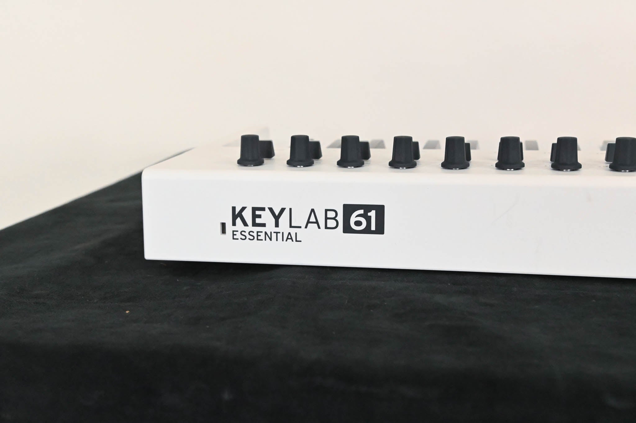 Arturia KeyLab Essential 61 MIDI Controller - White (NO POWER SUPPLY)