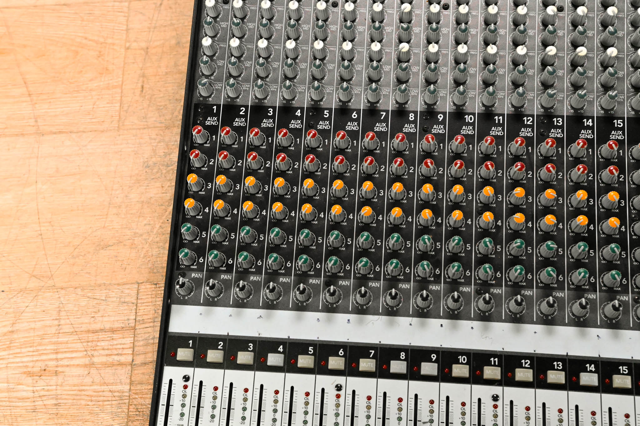 Mackie Onyx 1640 16-Channel 4-Bus Analog Mixer