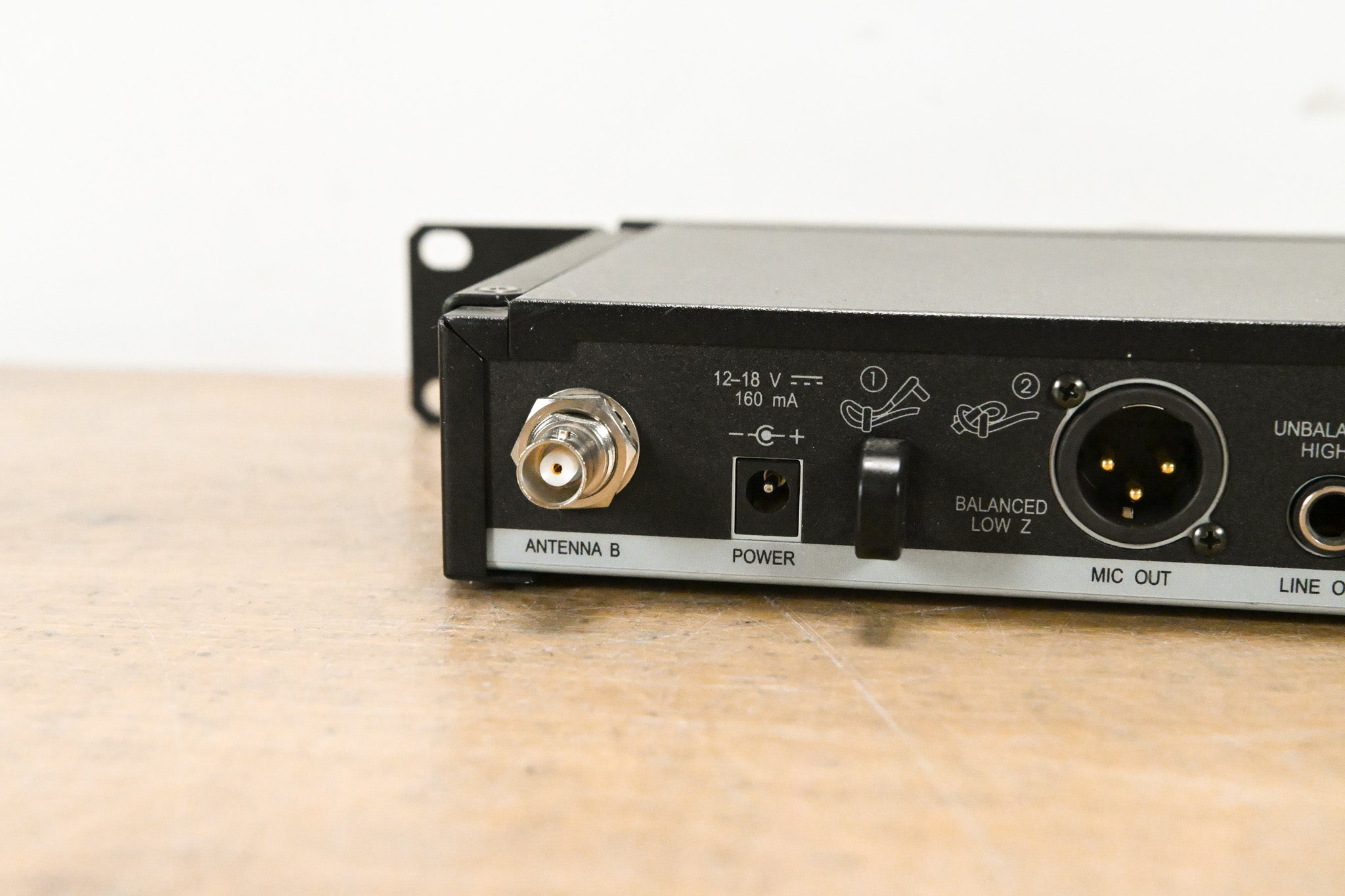 Shure SLX4 Wireless Receiver - J3 Band: 572-596 MHz (NO POWER SUPPLY)