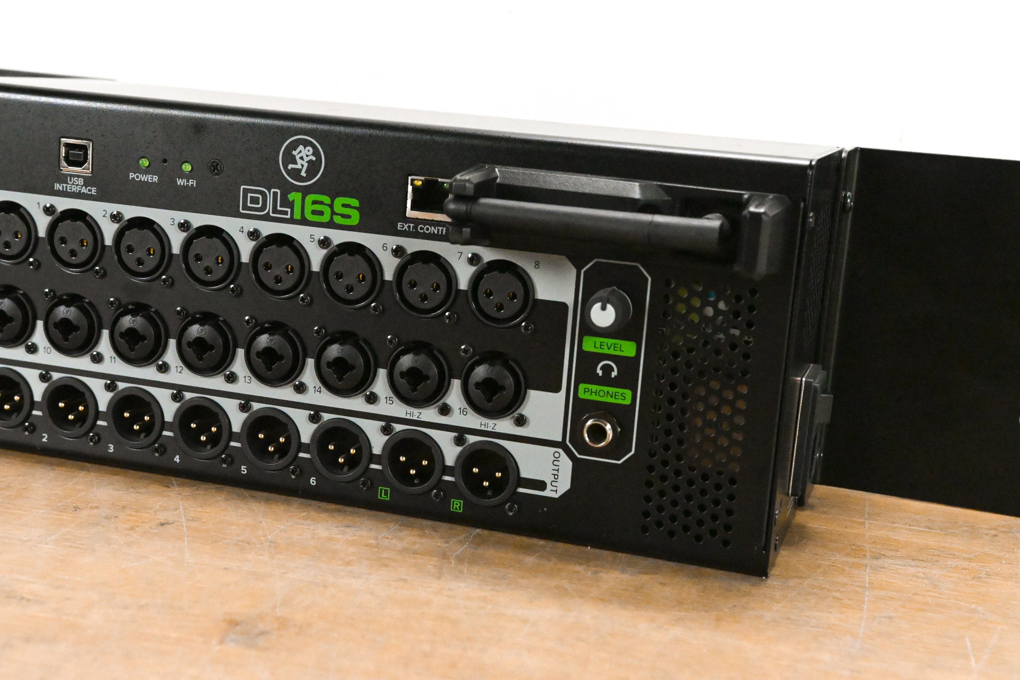 Mackie DL16S 16-Channel Rackmount Digital Mixer