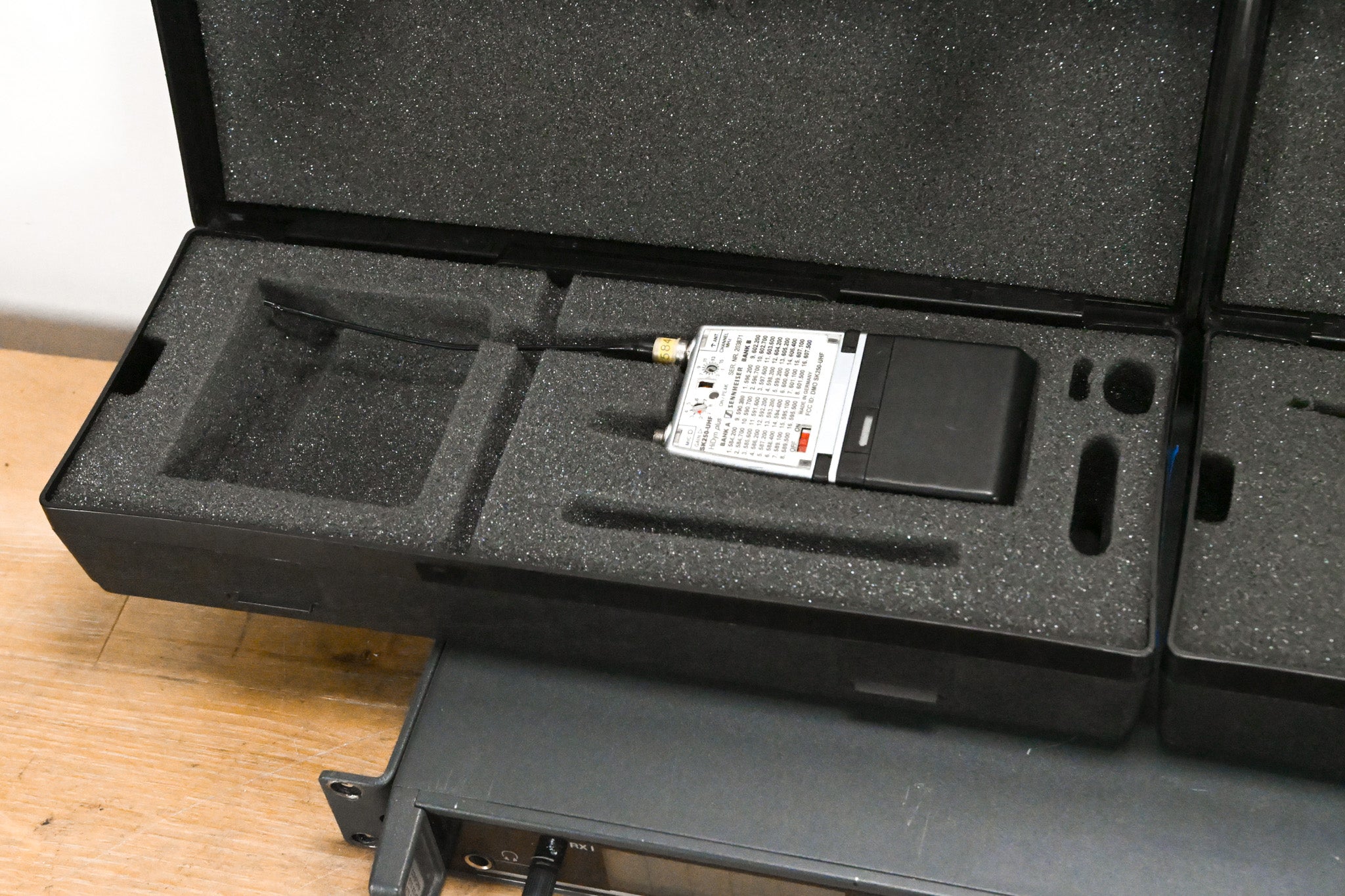 Sennheiser EM 3032-U Mikroport Receiver w/ SK250 Bodypacks 584-608 MHz