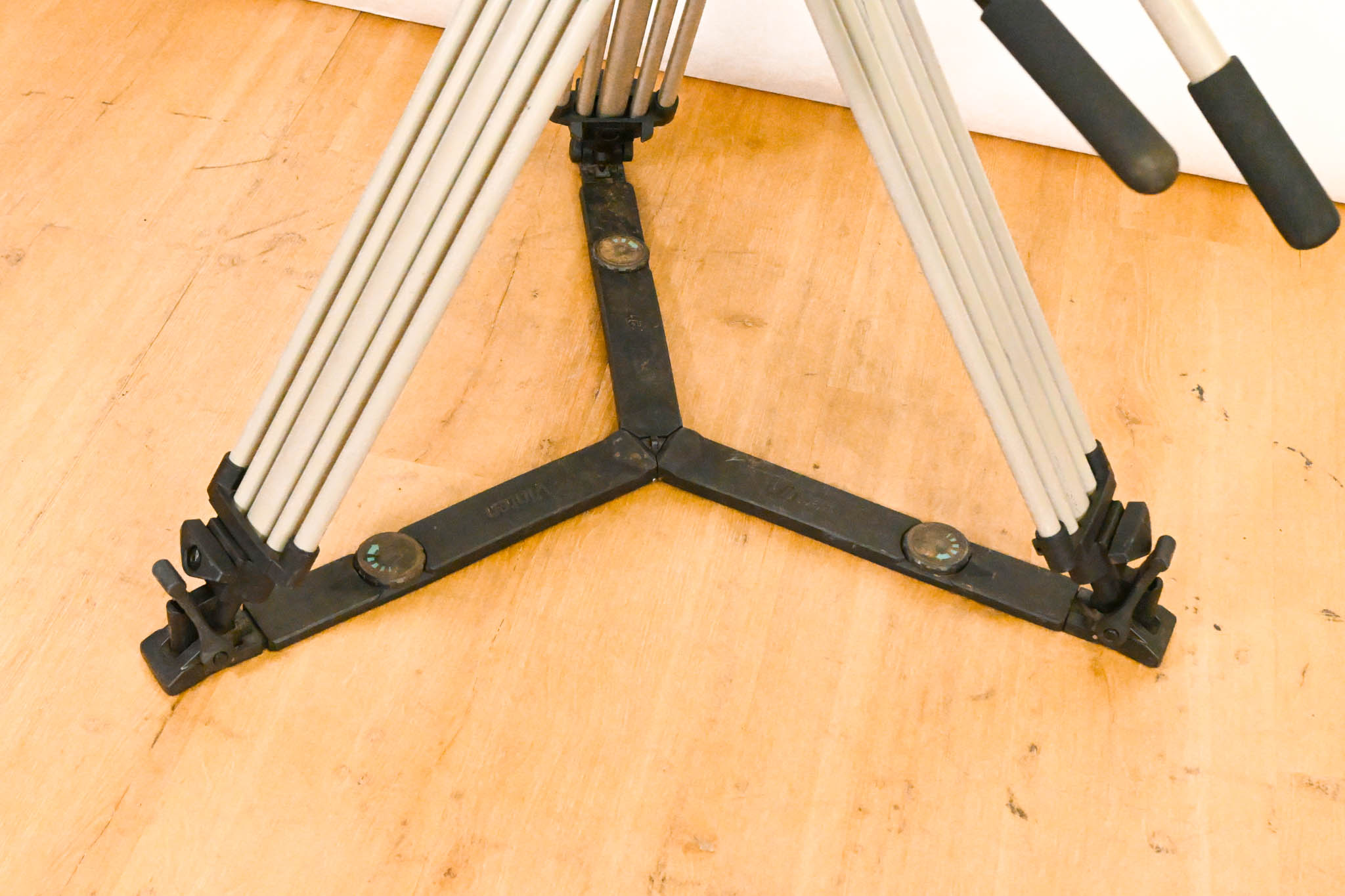 Vinten Vision 12 SD Fluid Head with Aluminum Tripod