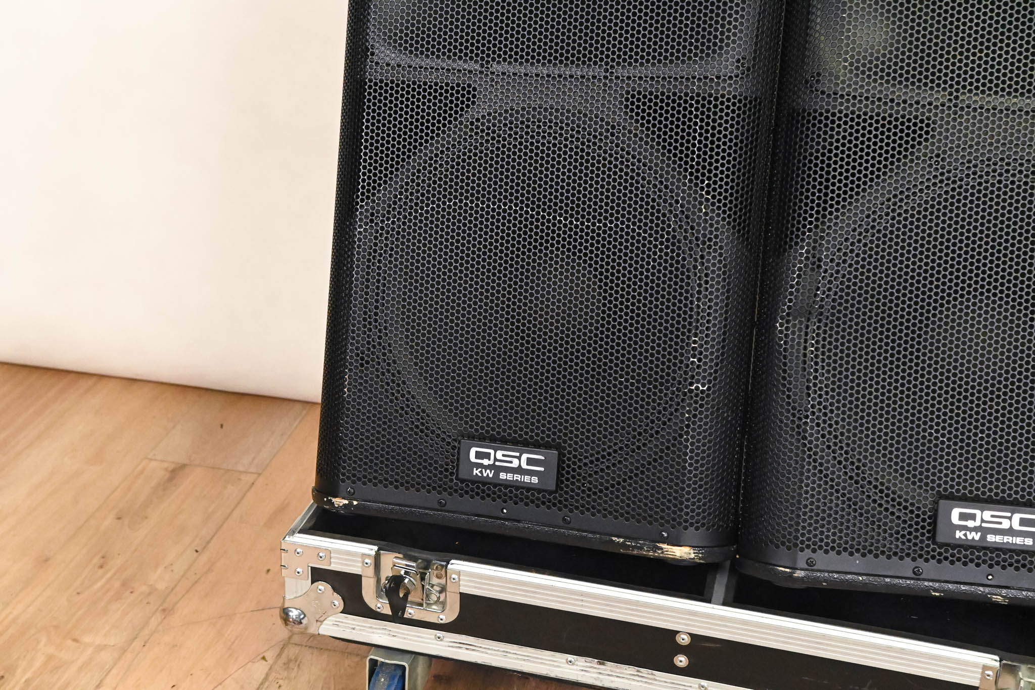 QSC KW152 Active 15" 2-Way Powered Speaker (PAIR) with Road Case